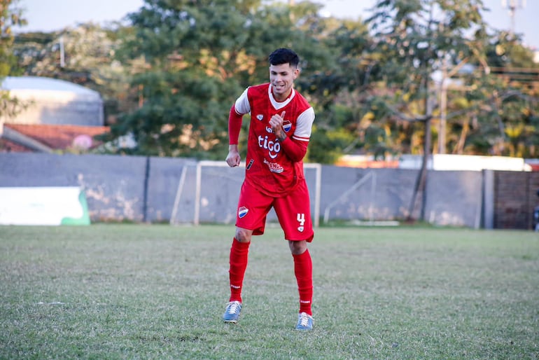 Elías Alarcón celebra con bailecito uno de los dos tantos que marcó ayer en el triunfo de 1° de Marzo sobre Oriental. (Foto: APF)