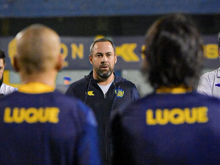 El argentino Juan Pablo Pumpido en la presentación y primer entrenamiento como entrenador del Sportivo Luqueño.