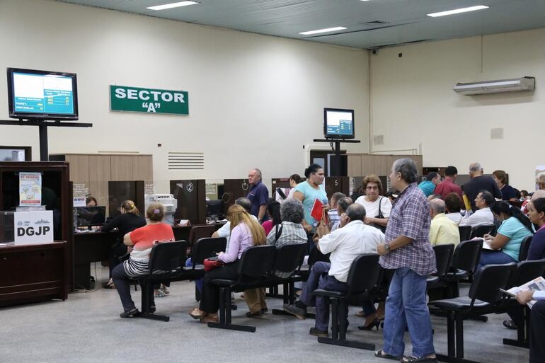 Los jubilados suelen acercarse a la sede de la Dirección General de Jubilaciones y Pensiones para cobrar sus haberes y tramitar sus documentos.