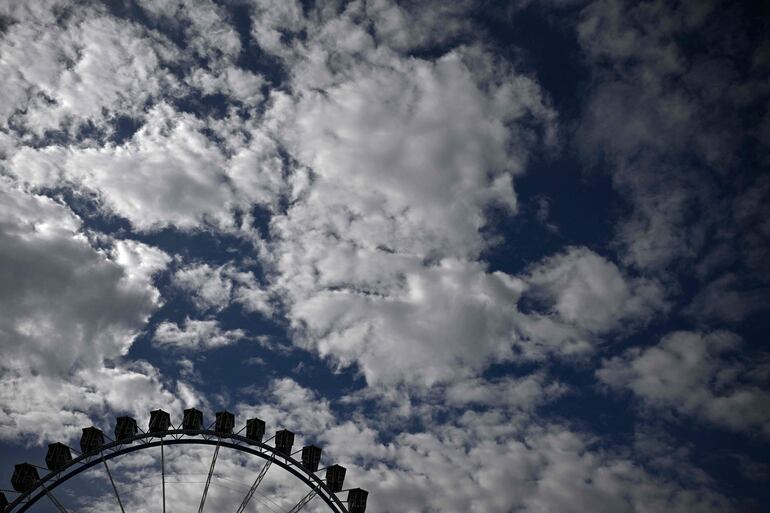 Investigadores japoneses han constatado por primera vez la presencia de microplásticos en las nubes y han estado analizando su influencia en la formación de cúmulos y su impacto negativo en el clima, de alcance aún incierto.