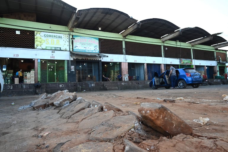 Desastroso estado de las calles internas del Mercado de Abasto no condice con el millonaria presupuesto. Permisionarios denuncian falta de guardias, cámaras y respeto a las ordenanzas.