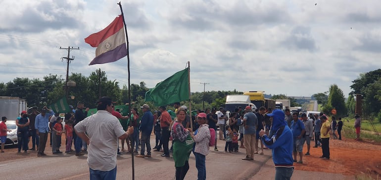 Cierre de la ruta PY07 por familias afiliadas a la Federación Nacional Campesina (FNC).