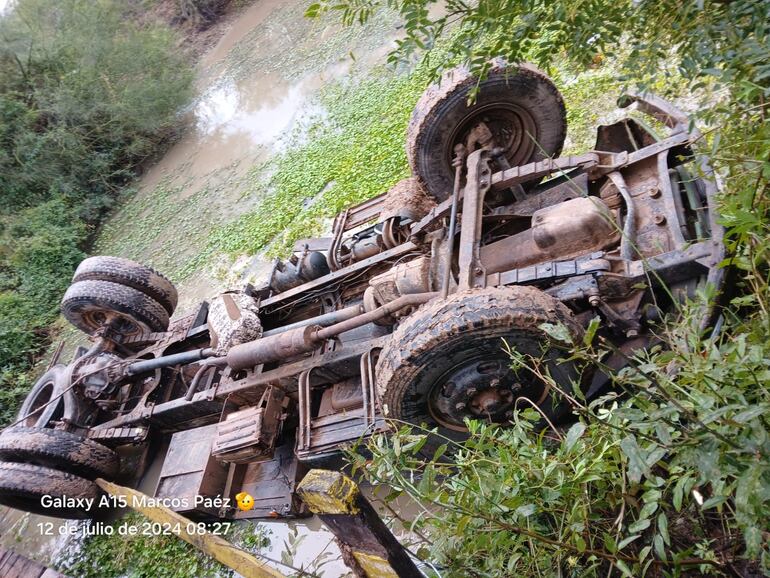 Así quedó el camión militar accidentado en el Chaco.