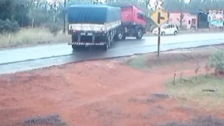 El camión logró evitar el choque frontal, pero las ruedas traseras pasaron por encima del motociclista.