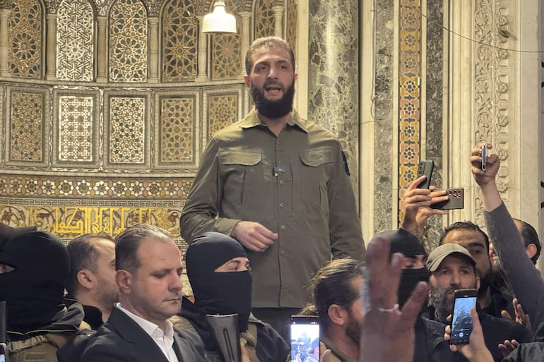 El líder del Organismo de Liberación del Levante (Hayat Tahrir al Sham o HTS, en árabe), Abu Mohamed al Jolani, participa en un acto en la histórica Gran Mezquita de los Omeyas en Damasco (Siria). Abu Mohamed Al Jolani, que ha encabezado con su grupo islamista Organismo de Liberación del Levante la gran ofensiva en Siria iniciada el pasado 27 de noviembre contra el Gobierno sirio, se ha convertido en la figura rebelde que ha logrado derrocar a Bachar al Asad tras 24 años aferrado al poder, que heredó de su padre. 