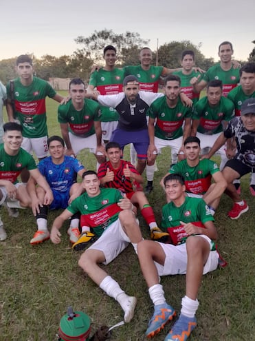 La celebración de los integrantes del equipo de Cordillerano Central después del triunfo 3-1 sobre Deportivo Río Negro.