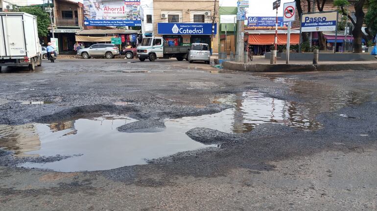 Los profundos baches se llenan de agua turbia y fango hasta volverse prácticamente intransitables, provocando lentos avances de tráfico en medio de salpicaduras constantes.