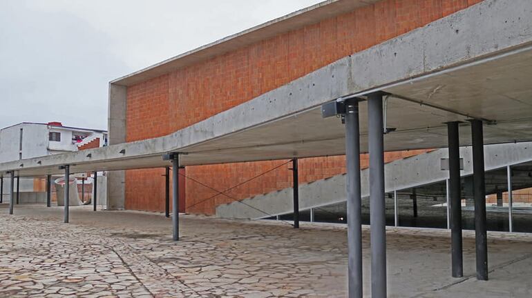 Parte de la plaza superior y el exterior del auditorio del Sitio de Memoria y Centro Cultural 1A-Ycuá Bolaños.