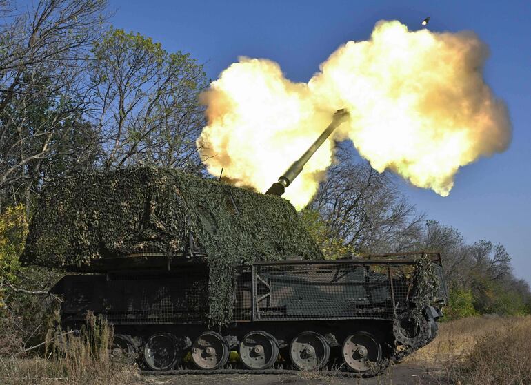 Un tanque ucraniano dispara contra posiciones rusas en la región de Donetsk, el pasado 30 de septiembre.