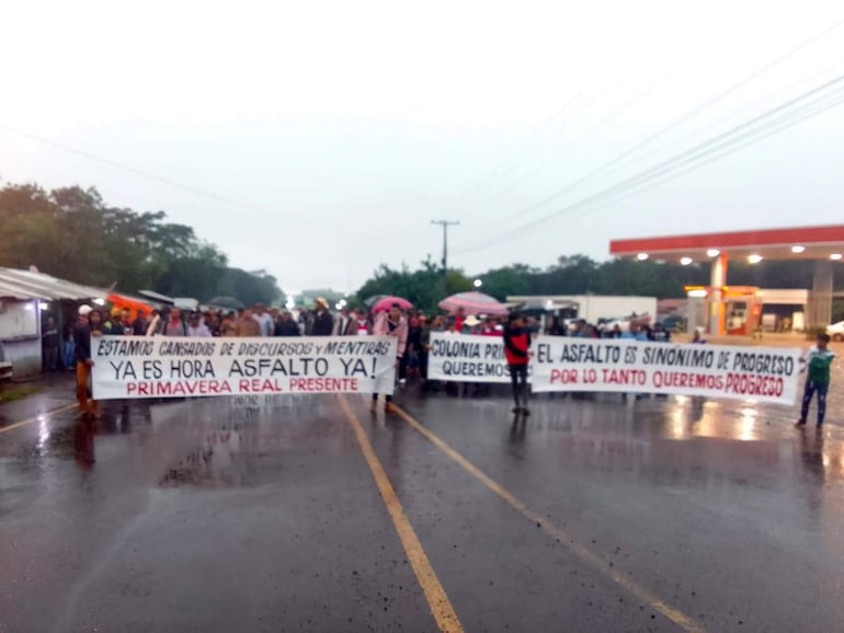 Manifestación para exigir asfaltado de caminos vecinales.