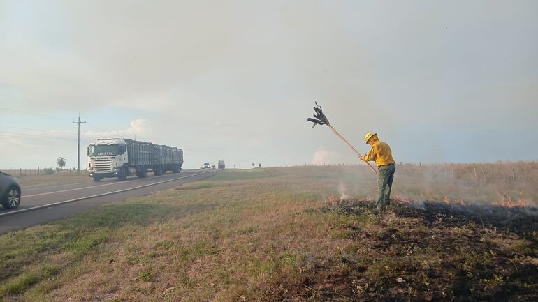 Bomberos buscan controlar el incendio.