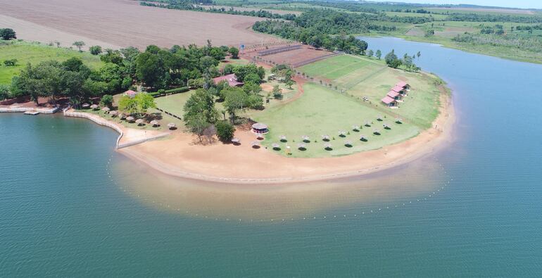 El complejo  turístico   Asahi, que tiene playas a orillas del lago Yguazú. Es una de las opciones paradisiacas.