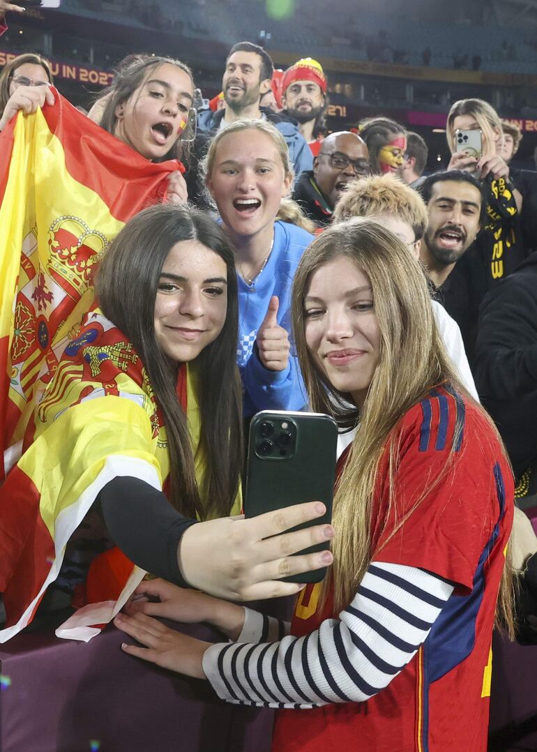 La infanta Sofía se fotografía con varias seguidoras durante las celebraciones de la selección española femenina de fútbol. (EFE/ José Jiménez)
