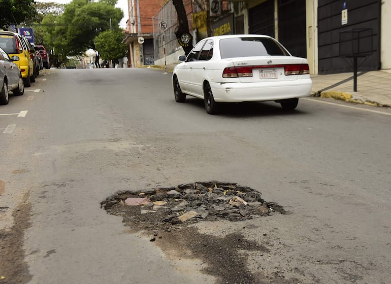 Sobre la calle Piribebuy, un gran hoyo se muestra desde hace semanas y cientos de conductores pasan por él diariamente.