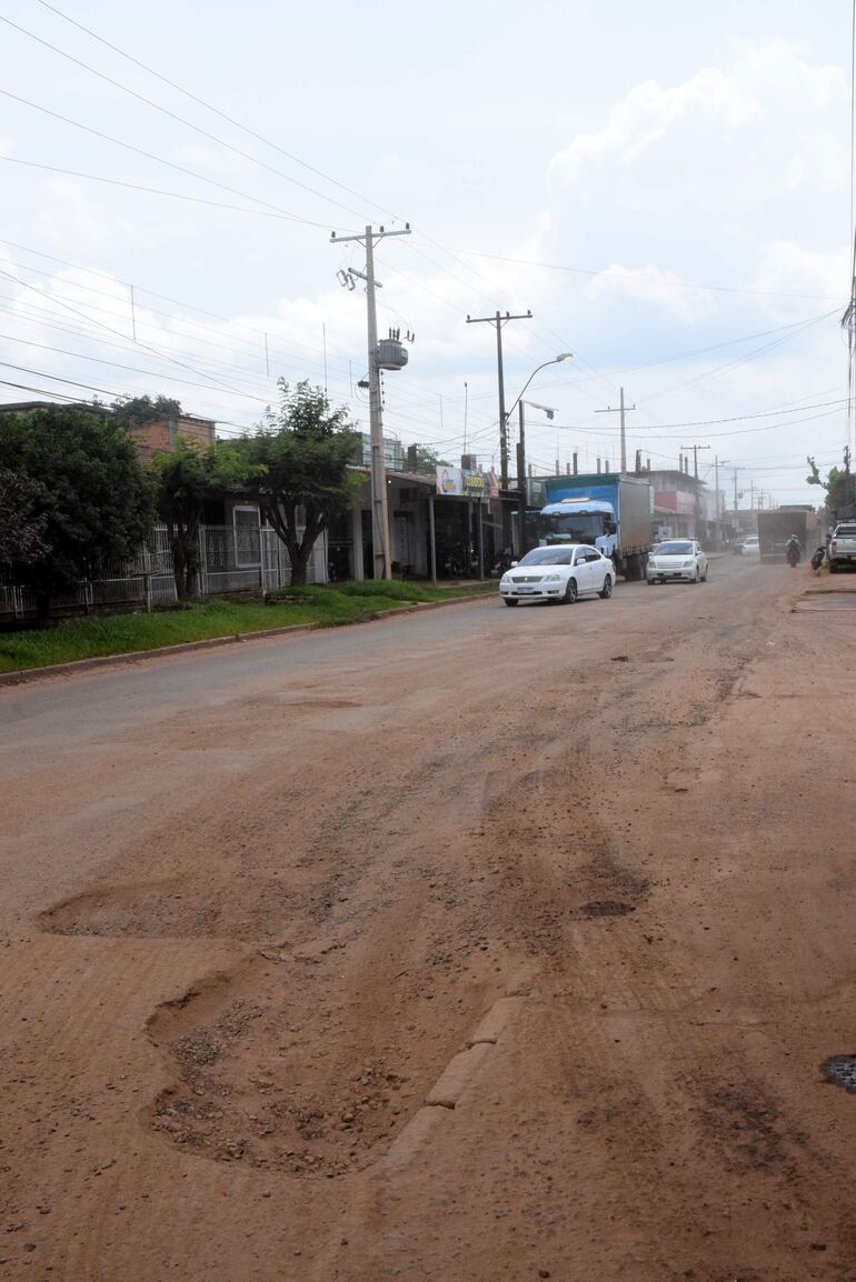 Otro bache que genera las quejas de los automovilistas.