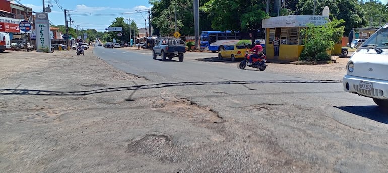 La ruta departamental D074 Gral. Marcial Samaniego está en pésimas condiciones, con baches, sin señalizaciones ni iluminación.