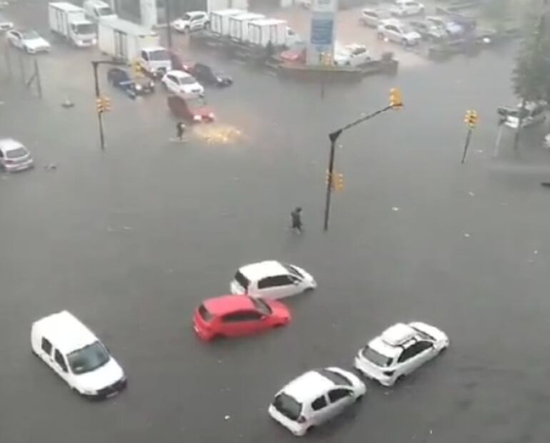 Uruguay: Montevideo está "bajo agua" luego de un intenso temporal que azotó la capital charrúa.