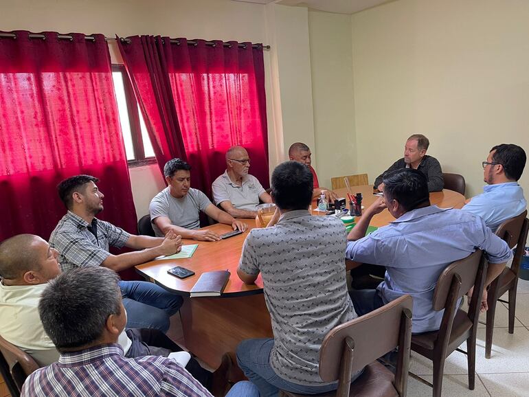 Esta mañana un pequeño grupo de pobladores de la localidad de Pozo Hondo y Pedro P. Peña se movilizaron desde sus zonas para reunirse por separado con el intendente de Mariscal Estigarribia, Víctor Díaz, y con el gobernador Harold Bergen.