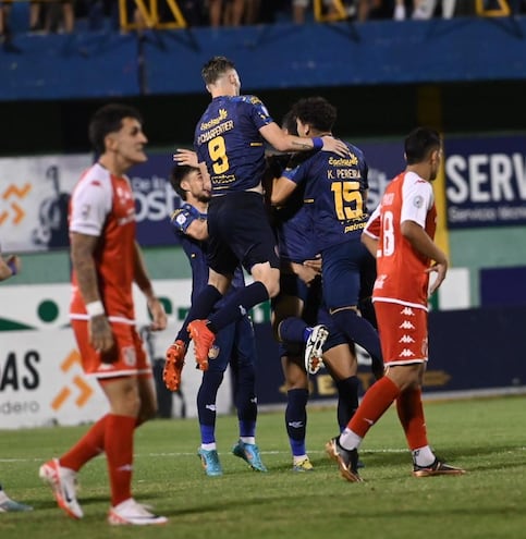 Los jugadores de Luqueño rodean a Rodrigo Rojas, el autor del gol de la victoria del auriazul