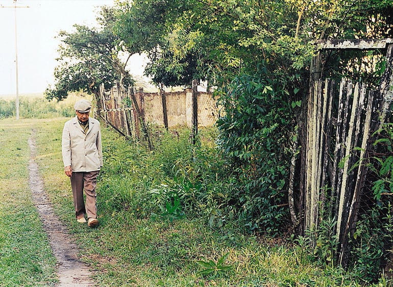 El escritor Augusto Roa Bastos viaja hacia Iturbe en el documental “El portón de los sueños”.