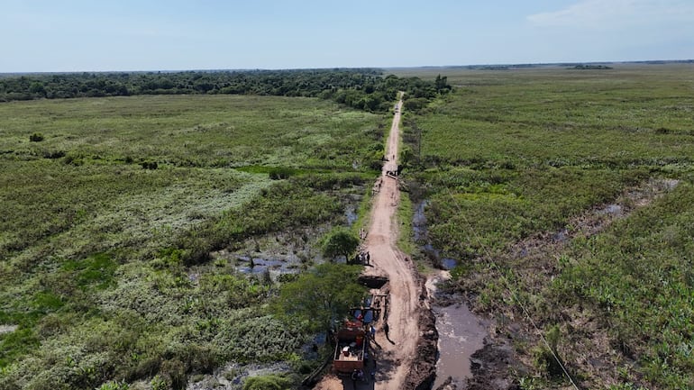 En la foto se observa dos puentes en Paso Pindó, la estructura de unos de los puentes colapsó con el camión volquete del MOPC. El trayecto conecta Pilar, Medina, Apipe,Potrero esteche con Laureles.