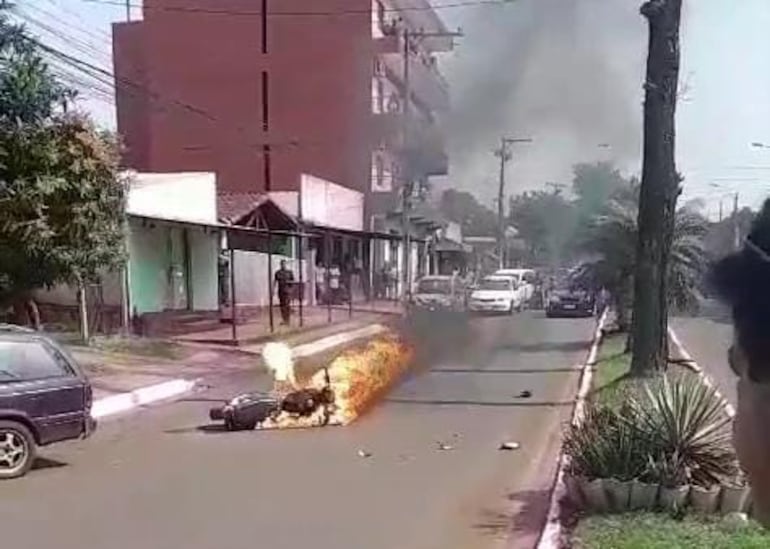 El motociclista terminó herido tras chocar contra un automóvil.