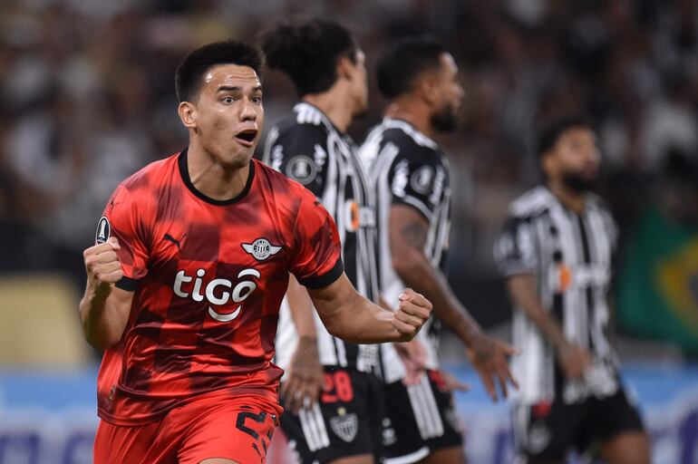 Diego Gómez de Libertad celebra un gol en un partido de la fase de grupos de la Copa Libertadores entre Atlético Mineiro y Libertad en el estadio Mineirão, en Belo Horizonte (Brasil).