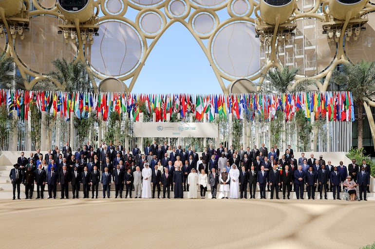 Jefes de Estado posan en Dubái durante la cumbre COP28, este viernes.
