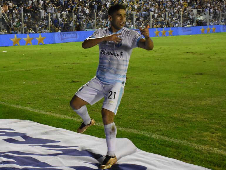 Marcelo González, atacante de Atlético Tucumán, celebra el tanto de la paridad contra Vélez Sarsfield por la cuarta fecha de la Liga Profesional de Argentina.