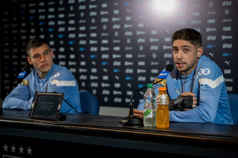 AME7202. MONTEVIDEO (URUGUAY), 06/09/2023.- El centrocampista uruguayo Federico Valverde (d) habla junto a el centrocampista uruguayo Manuel Ugarte, durante una conferencia de prensa hoy, en Montevideo (Uruguay). Valverde destacó este miércoles la calidad de los futbolistas chilenos, aseguró que siempre admiró a Arturo Vidal y contó que trató de aprender de él cuando miraba sus partidos en televisión. EFE/Enzo Santos
