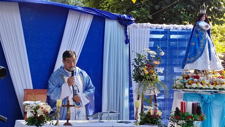 El sacerdote redentorista Aldo Ramírez Denis, celebró la misa en la capilla Inmaculada Concepción del barrio 8 de Diciembre de la ciudad de Pilar.