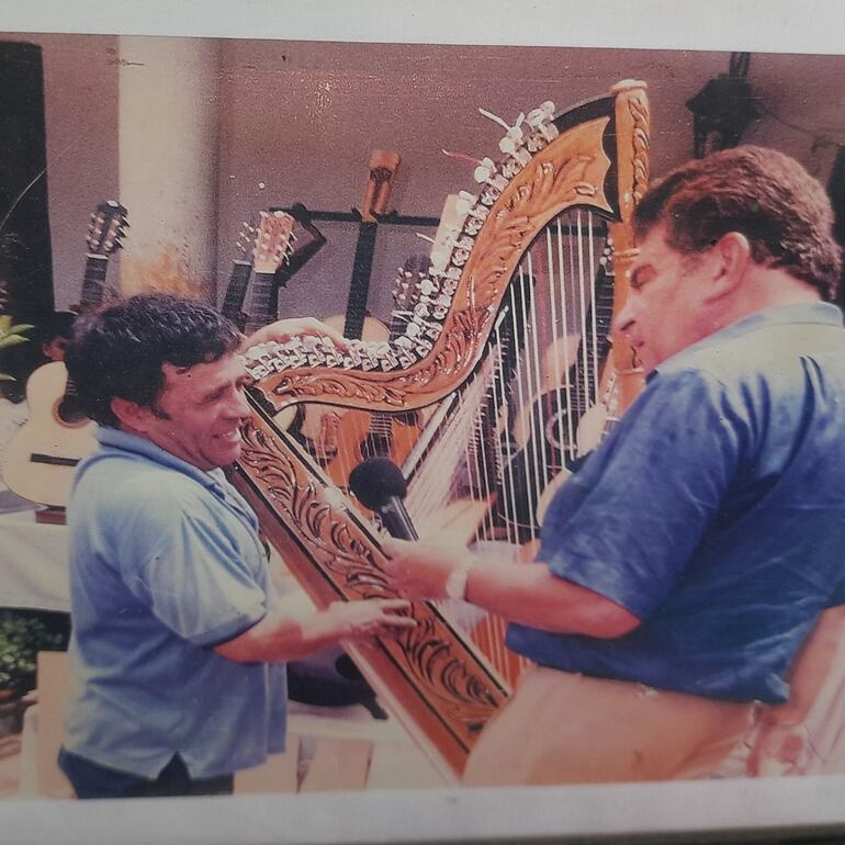 Don Aurelio mostrando una de sus creaciones a Don Francisco.