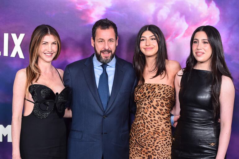 Jackie Sandler, Adam Sandler, Sunny Sandler y Sadie Sandler en la premier de la película de Netflix "Spaceman" en The Egyptian Theatre Hollywood.