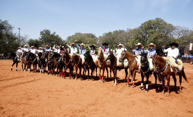 Más de 400 jinetes y amazonas de todo el país, además de invitados especiales de países vecinos, participaron de la ya tradicional jineteada homenaje a “Nuestra Señora de la Asunción”