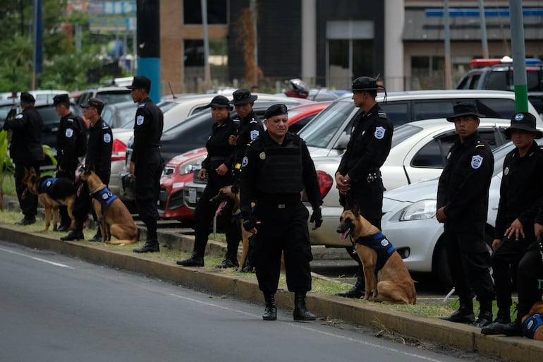 Miembros de la policía montan guardia en previsión a una convocatoria para marchar por parte de un grupo de estudiantes.