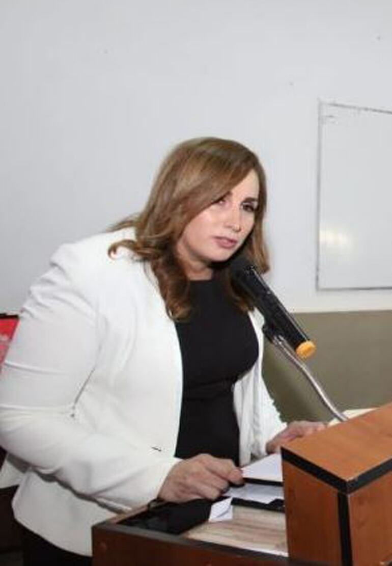 Clara Isasi Gómez, jueza que aparece con egresos millonarios que no condicen con sus diferentes  remuneracione