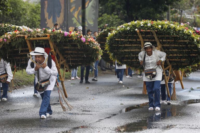 Silleteros participan en la edición 67 del Desfile de Silleteros de la Feria de las Flores en Medellín (Colombia). 