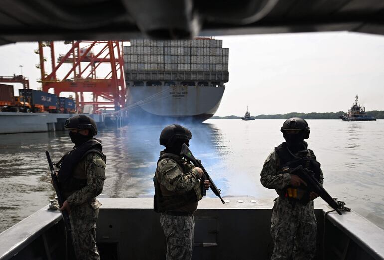 Miembros de las Fuerzas Armadas realizan controles en Guayaquil, Ecuador. 