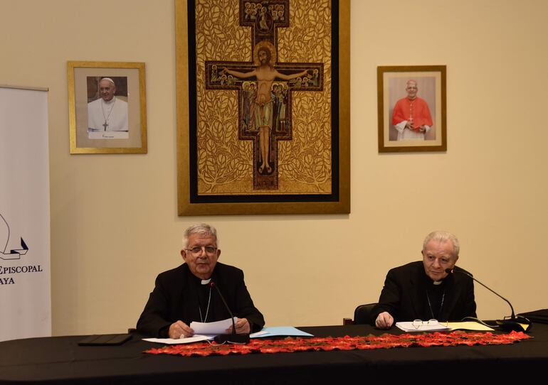 El cardenal Adalberto Martínez y el nuncio Eliseo Ariotti durante la conferencia de prensa realizada hoy en el Seminario Metropolitano.