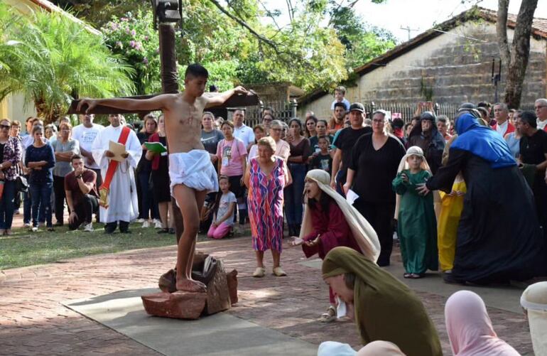 La delegación del colectivo cultural prepara el viacrucis viviente.