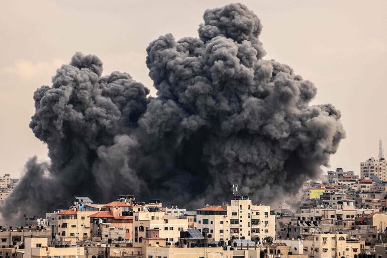 Una humareda sobre la Ciudad de Gaza luego de un bombardeo israelí, este lunes.