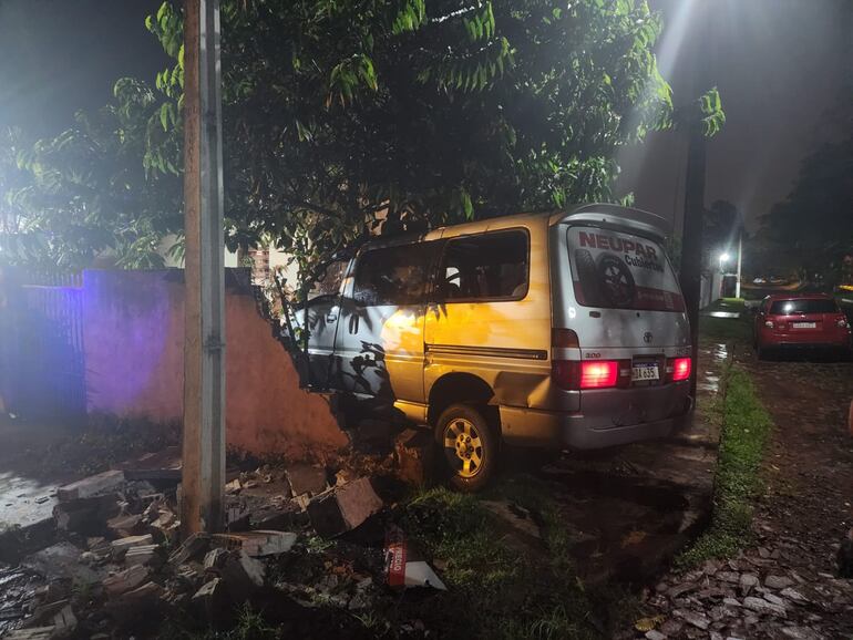 El vehículo de la víctima fue a parar por la muralla de un vecino.