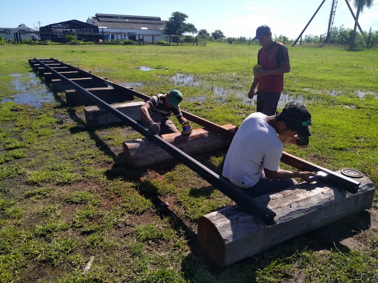 Restauración de parte de las vías del tren, instalada en lo que será el museo a cielo abierto, a cargo de la empresa Atenil SA.