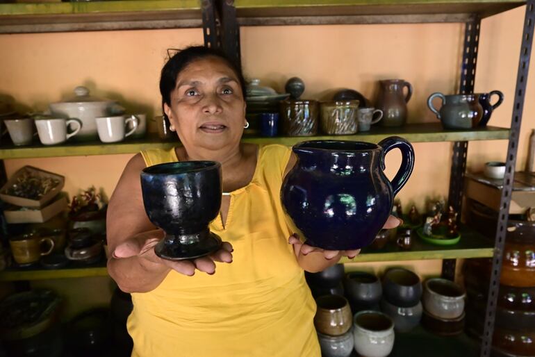 Celsa Martínez muestra una de sus creaciones con la técnica de cerámica de alta temperatura