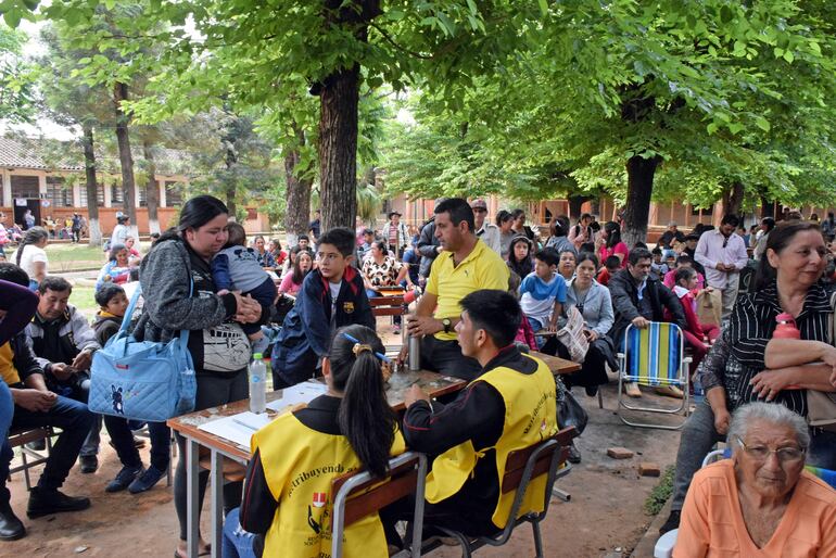 Los pobladores esperando turno en el Colegio Nacional Defensores del Chaco para recibir consultas médicas.