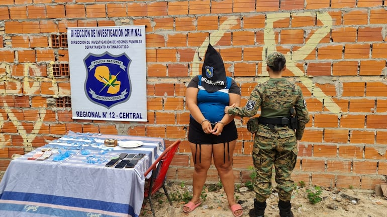 Una de las detenidas en los allanamientos realizados por el Departamento Antinarcóticos de la Policía Nacional.