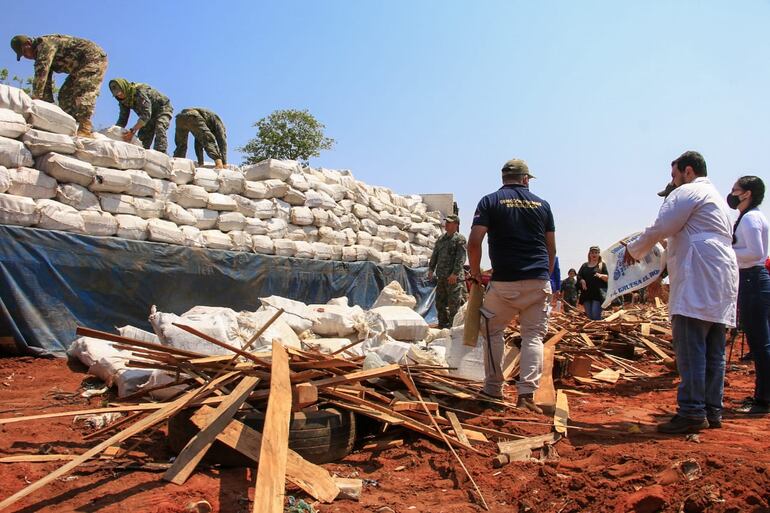 Militares del CODI descargando las bolsas de marihuana para su posterior destrucción.