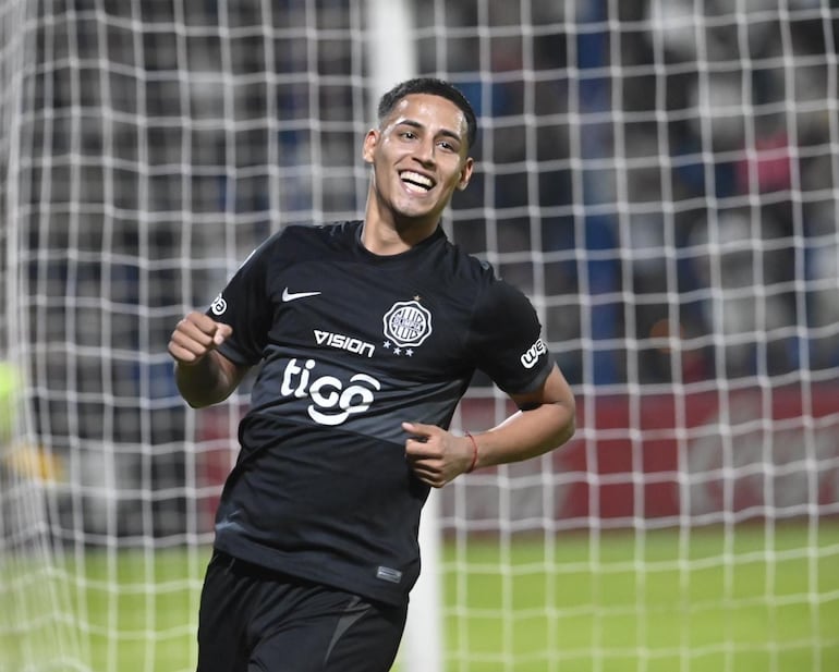 Festejo de Hugo A. Benítez que participó en la previa del gol de Olimpia