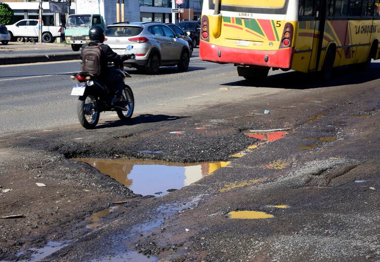 El carril exclusivo de buses de ruta PY03 está en pésimo estado y esta semana iniciaron su reparación.