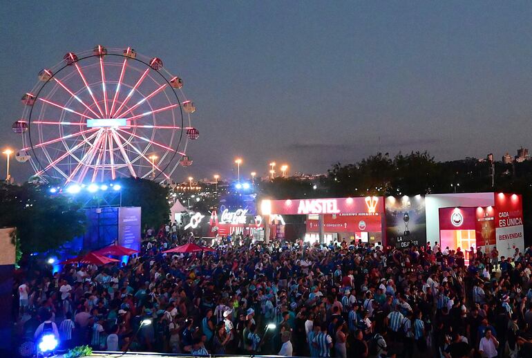 Miles de personas disfrutaron en el Fan Fest de la Copa Sudamericana, en la Costanera de Asunción.